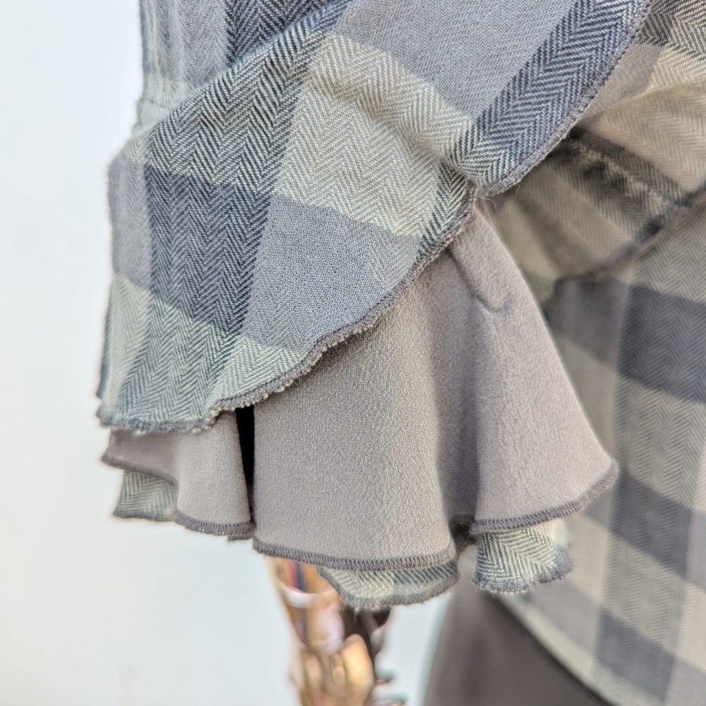 ⭐ Alice + Olivia Plaid Checkered top with bell flared sassy quarter sleeves - Picture 12 of 16